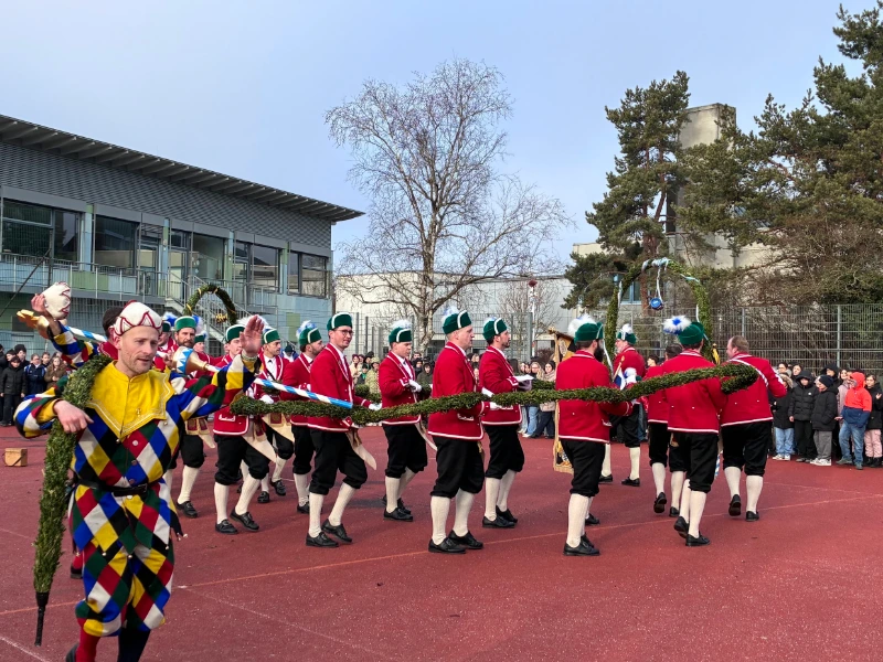 Die Münchner Schäffler zu Besuch an der Mittelschule Unterschleißheim